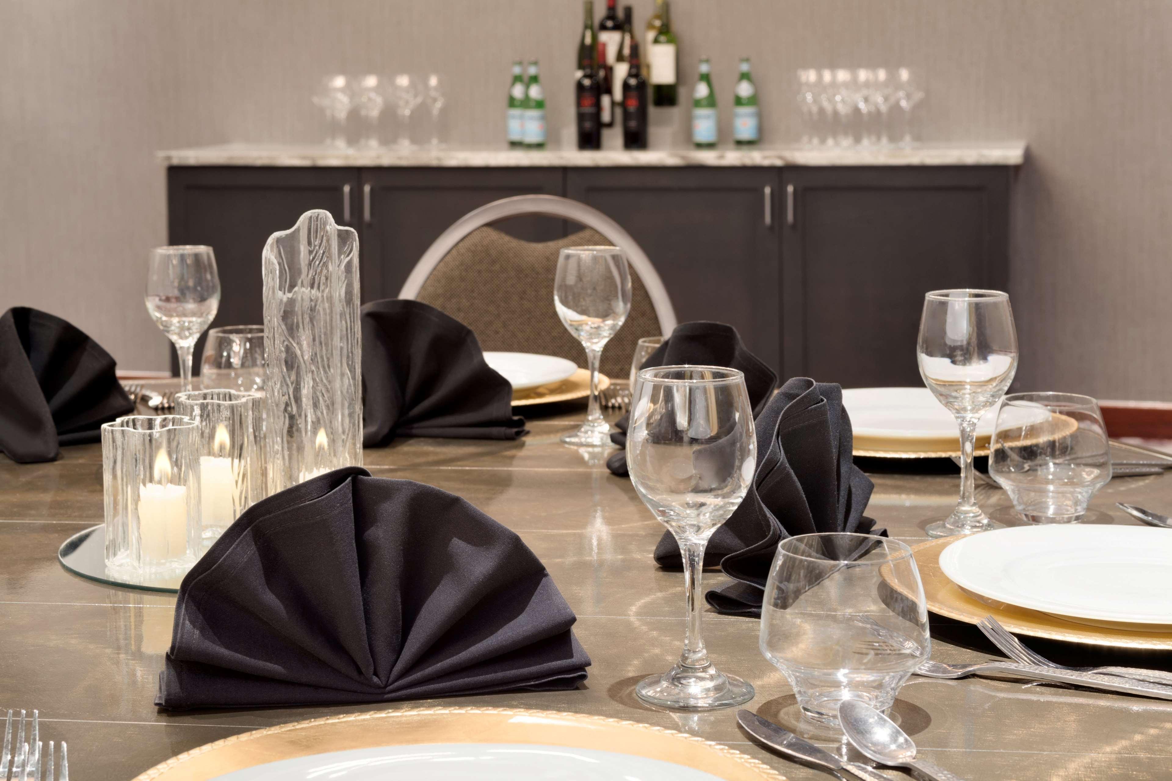 Hotel Embassy By Hilton Orange County Airport 3*