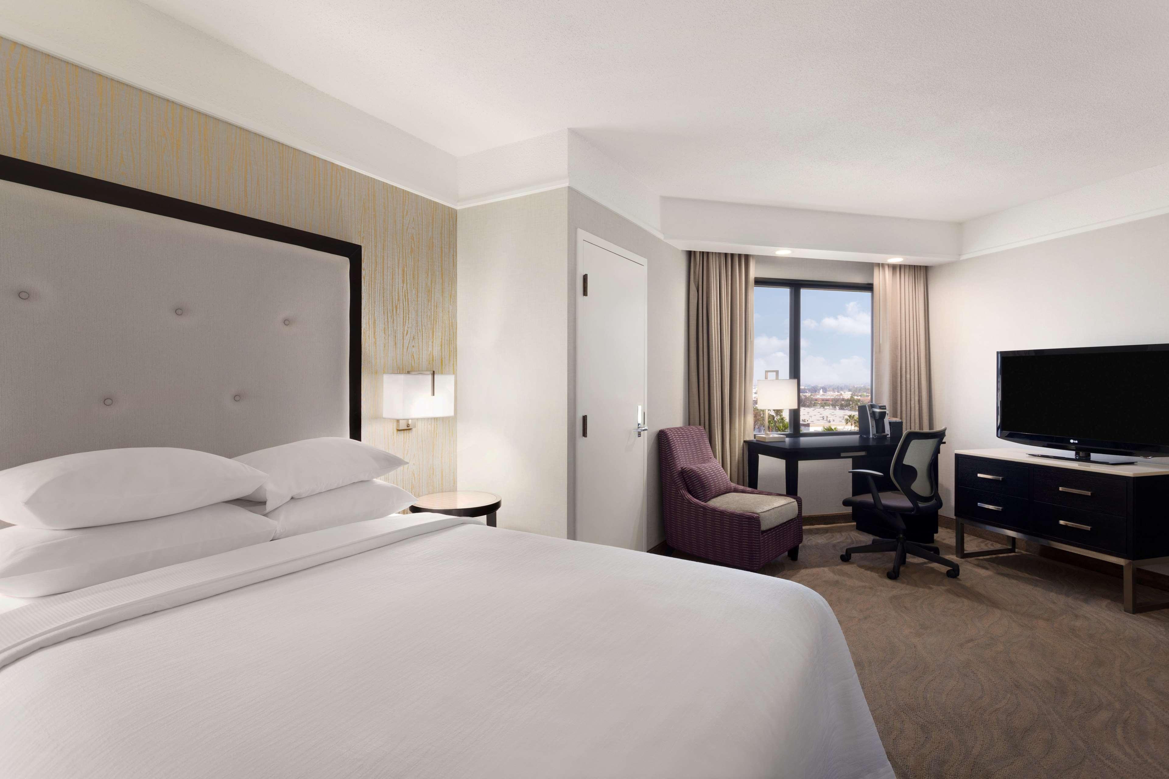 Hotel Embassy By Hilton Orange County Airport 3*