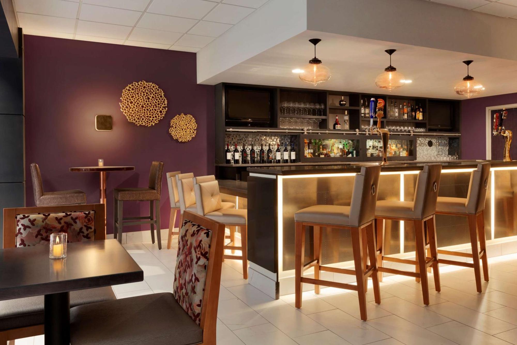 Hotel Embassy By Hilton Orange County Airport 3*
