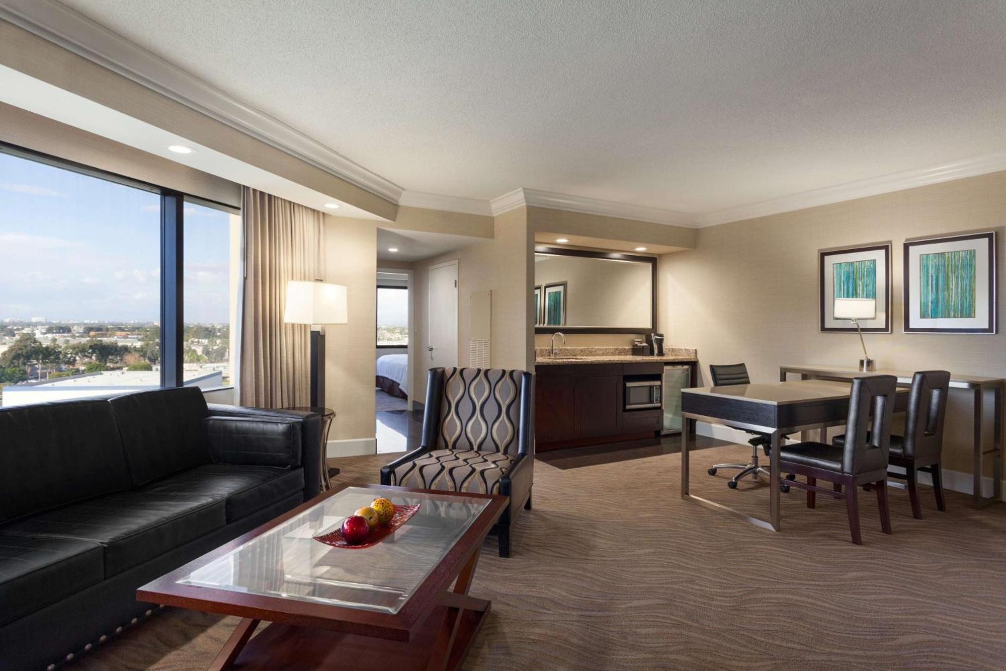 Hotel Embassy By Hilton Orange County Airport 3*