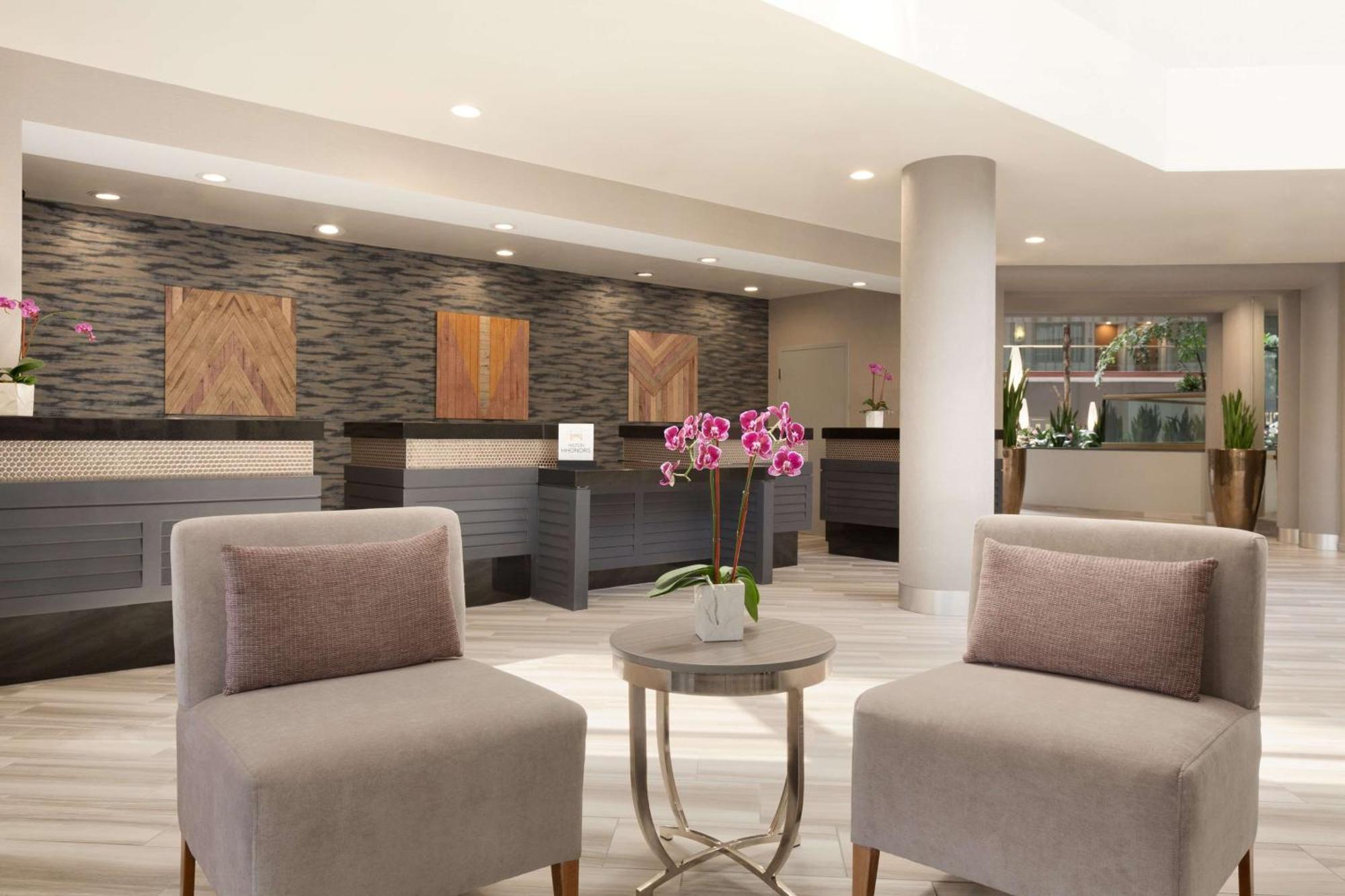 Hotel Embassy By Hilton Orange County Airport 3*