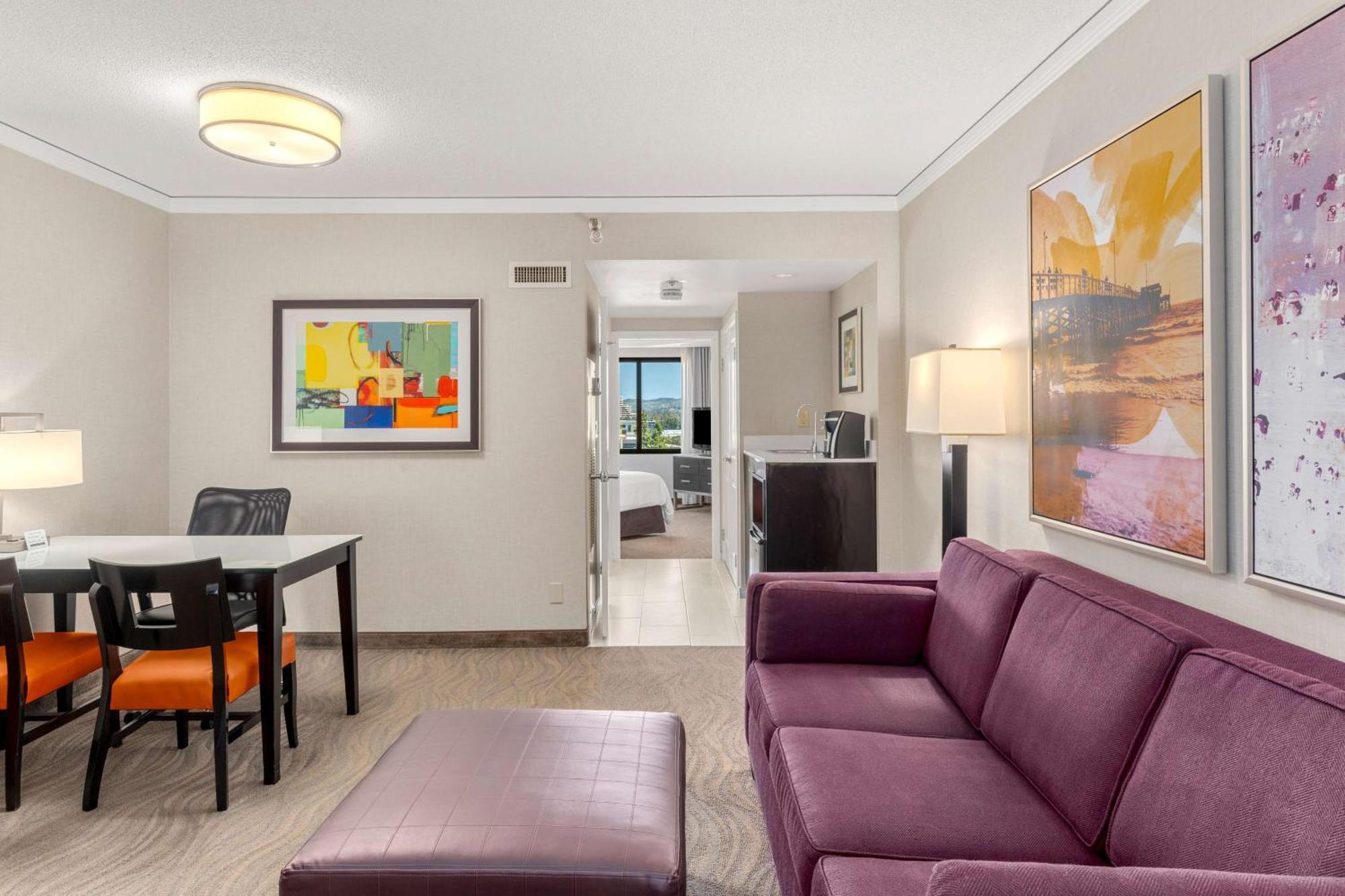 Embassy By Hilton Orange County Airport 3*